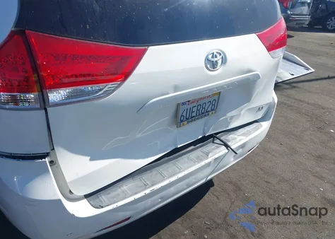 2012 Toyota Sienna Le V6 8 Passenger z USA, uszkodzony, nr VIN 5TDKK3DCXCS197317